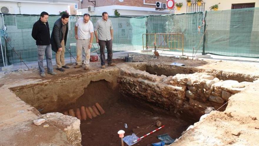 El concejal de Patrimonio, José María Guerrero, examina los restos hallados en la calle Málaga.