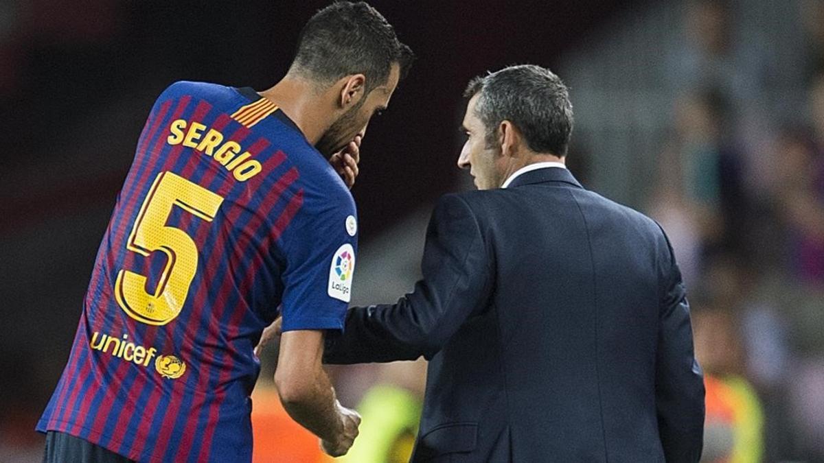 Busquets atiende a las instrucciones tácticas de Valverde en un Barça-Alavés.