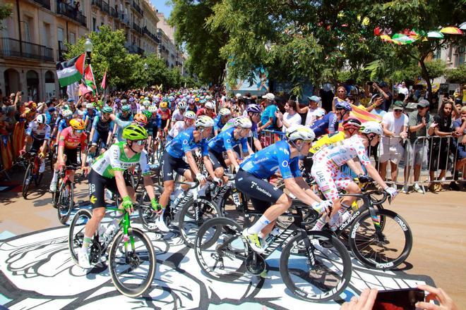 El Tour de Francia entusiasma a miles de personas en Tarragona durante la segunda etapa: "Hace ciudad, es un sentimiento de orgullo"