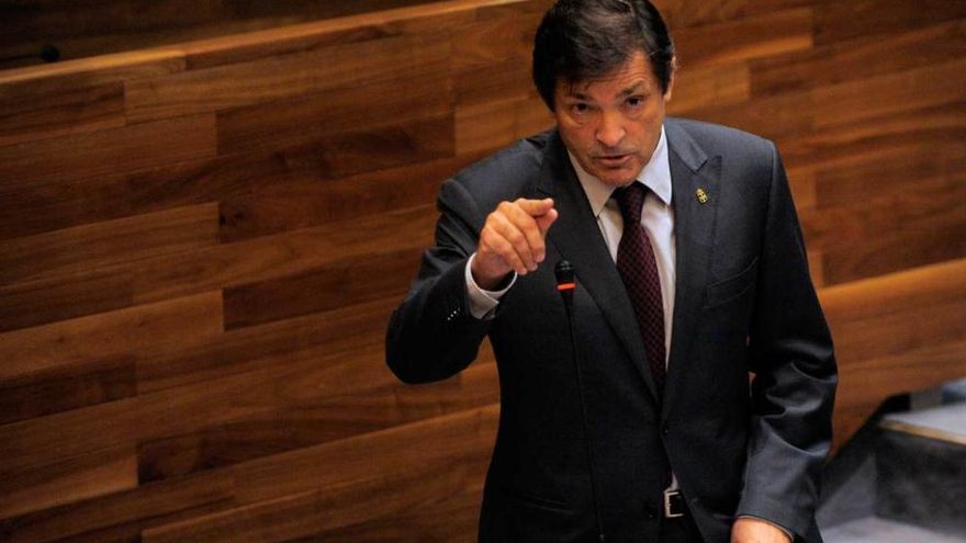 Javier Fernández, durante su turno de réplica al líder de Foro.