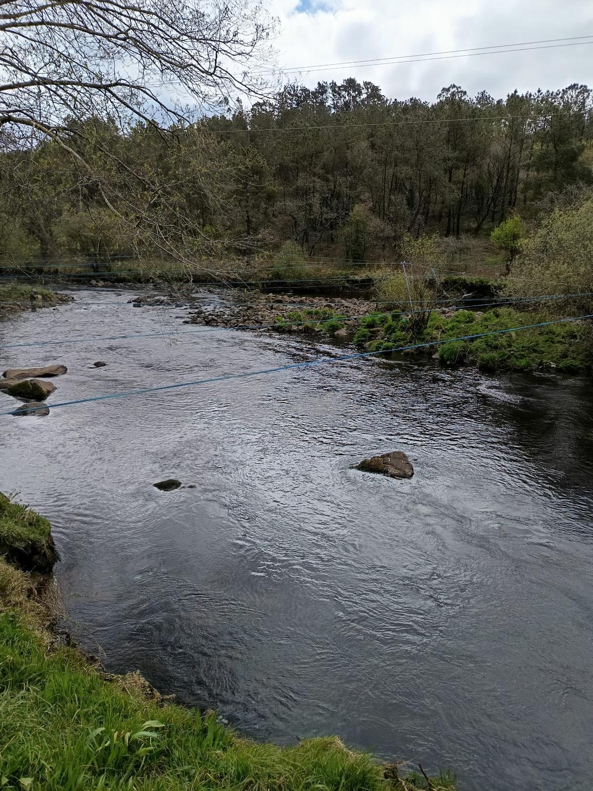 Las cuerdas que cruzan el río impiden lanzar bien