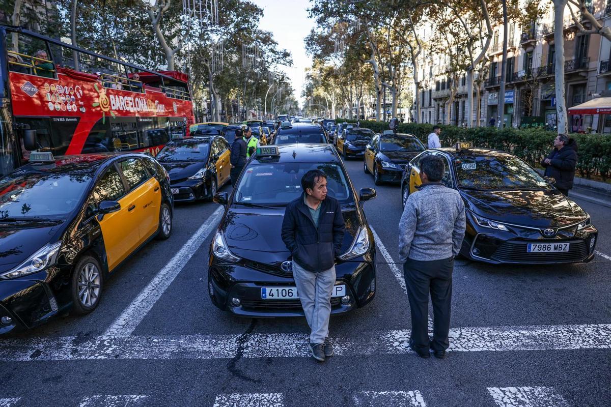 Marcha lenta de taxistas en Barcelona por la muerte de un compañero