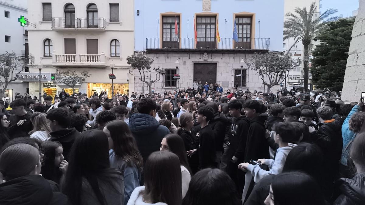 Familias, adolescentes intrigados y vecinos que habían oído hablar del fenómeno en las noticias se agolparon cerca de la iglesia.