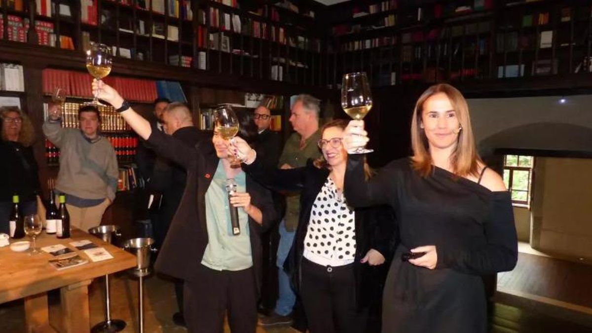 Por la derecha, Alicia Andrés, Beatriz Pérez y Lucía González, en la edición de 2024, brindando durante la cata de vinos de la bodega Vidas.