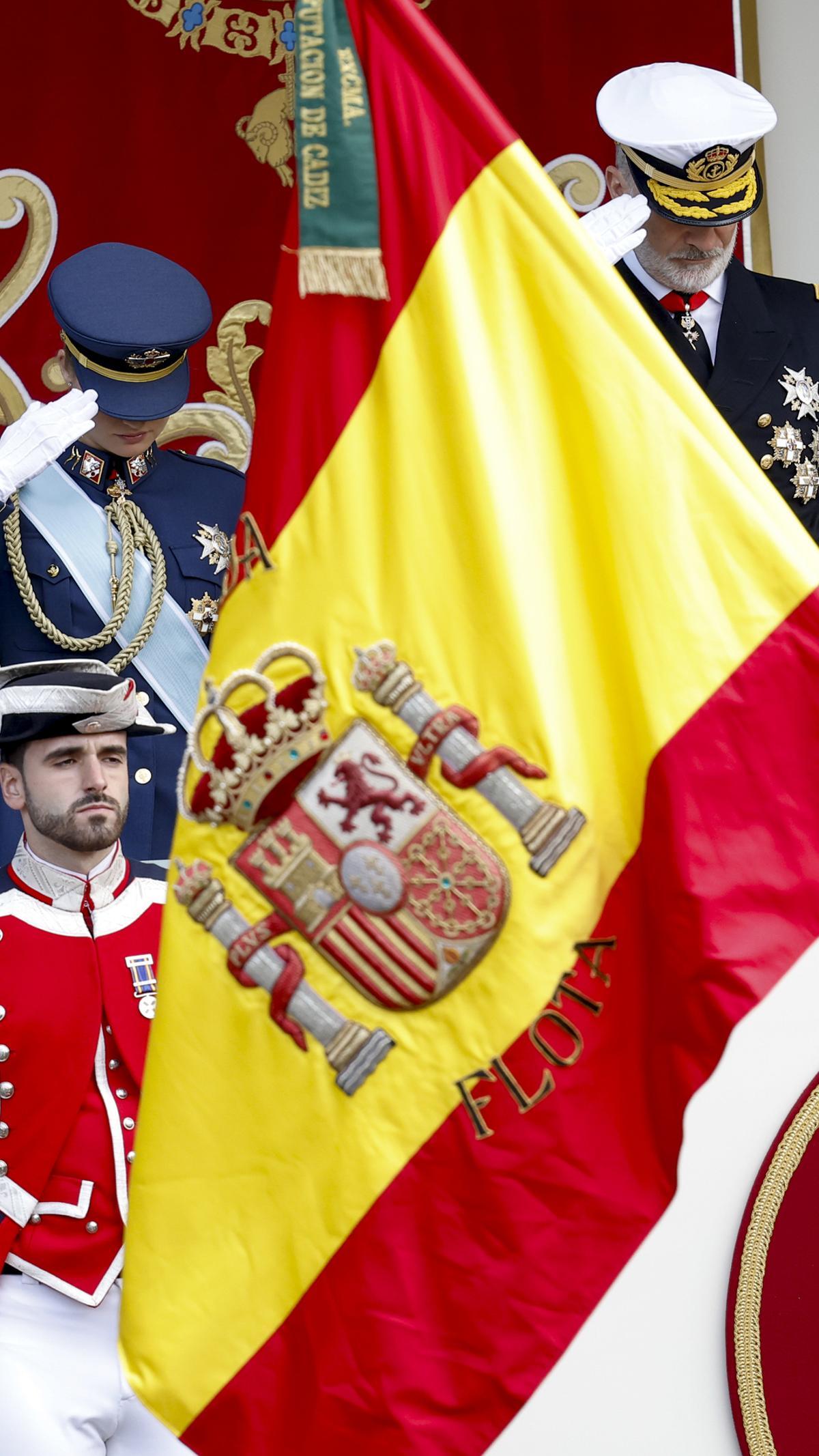 El rey Felipe y la princesa Leonor durante el desfile de las Fuerzas Armadas con motivo de la Fiesta Nacional