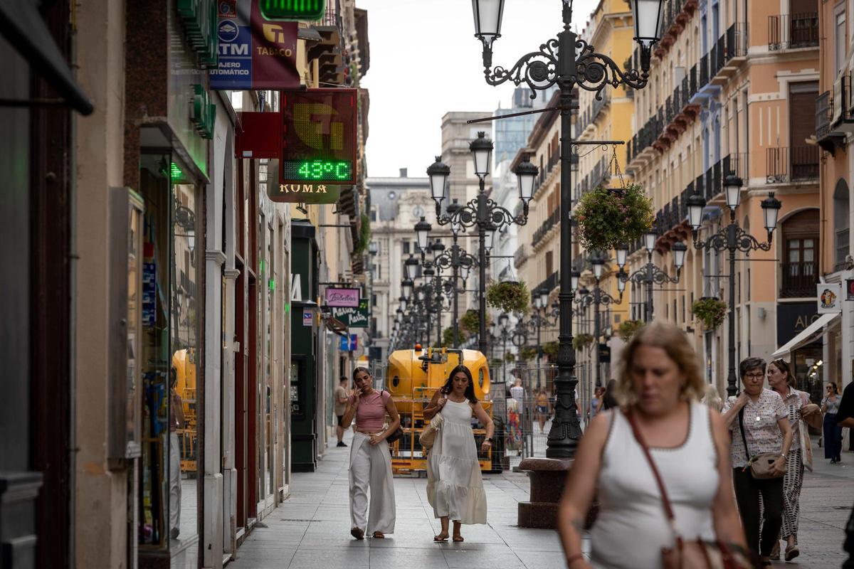 Un termómetro marca 43 grados en la calle Alfonso de Zaragoza durante la segunda ola de calor del verano.