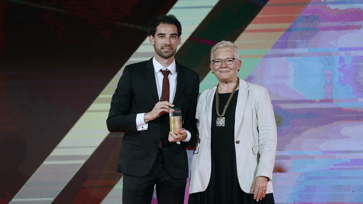 Álvaro Martín recoge su premio este sábado por la noche.