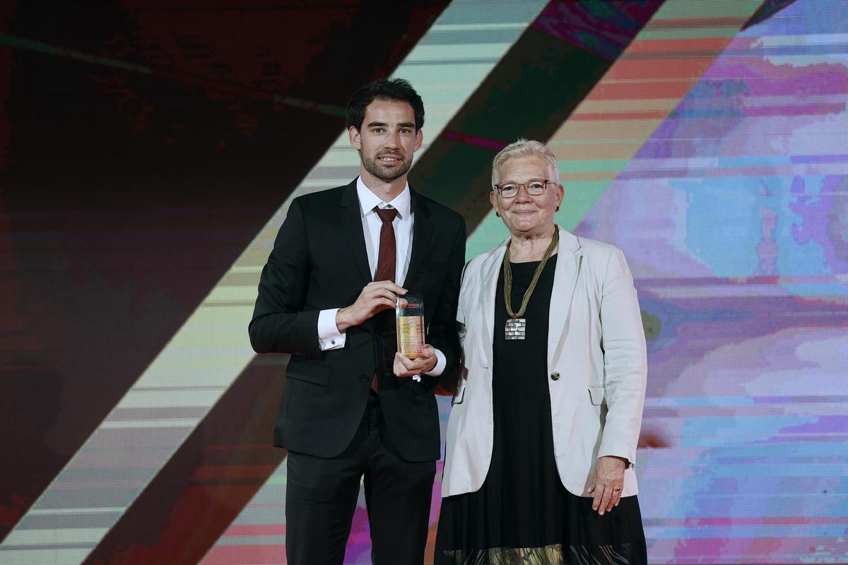 Álvaro Martín recoge su premio este sábado por la noche.