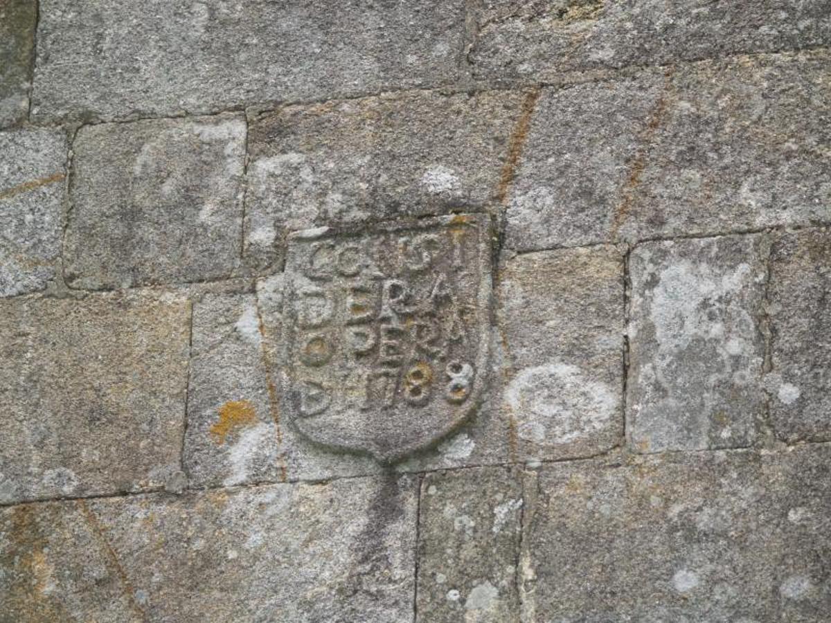 Cartela coa incrición da obra edificada en 1788. | // ANXO COYA