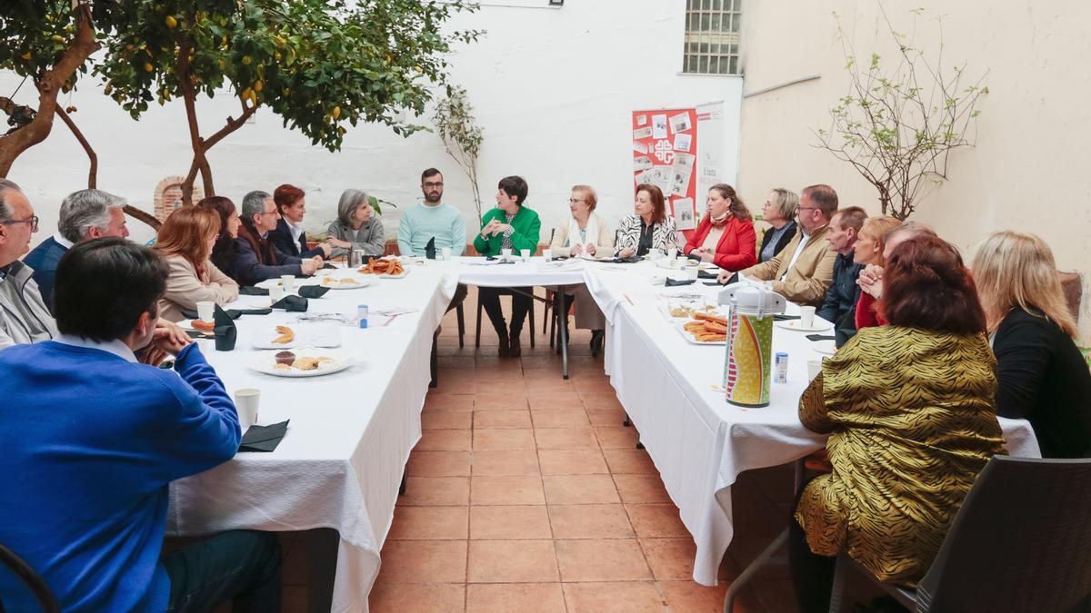 Desayuno organizado por el 25 aniversario del centro Padre Cristóbal de Mérida.