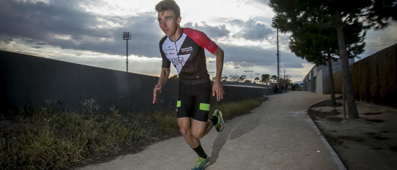 El alicantino Miguel Baidal en un entrenamiento reciente en el velódromo de San Vicente.