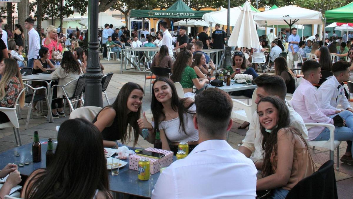 La Plaza de Calderón de la Barca, abarrotada de público, durante la Feria de Mediodía del pasado septiembre. | P.WALS