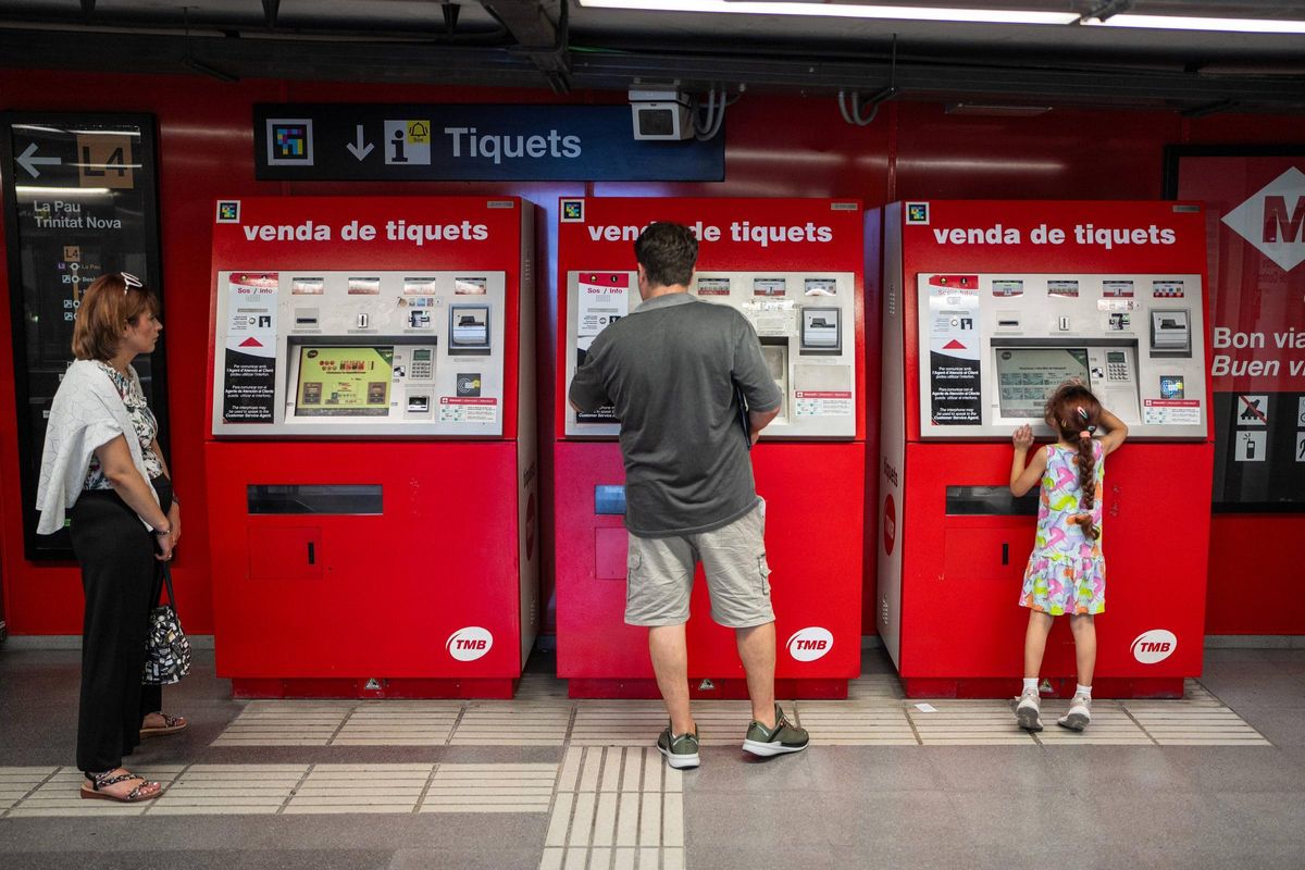 Tres máquinas de venta de tarjetas de metro en la parada de Bogatell, en Barcelona.