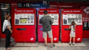 Tres máquinas de venta de tarjetas de metro en la parada de Bogatell, en Barcelona.