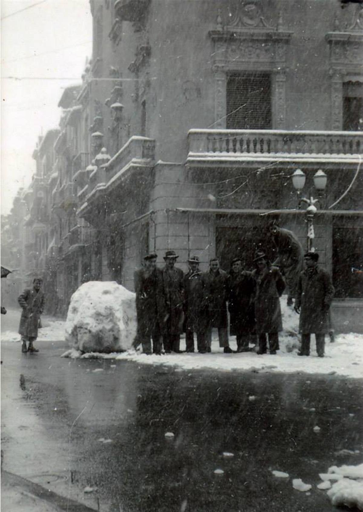 En la capital de la Plana los más valientes desafiaron la intensa nevada. La imagen está tomada en la Puerta del Sol. En la capital de la Plana los más valientes desafiaron la intensa nevada. La imagen está tomada en la Puerta del Sol.