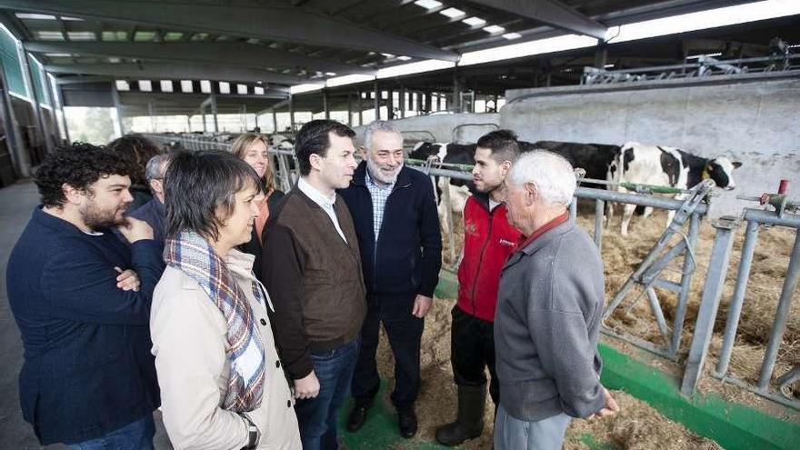 Caballero y socialistas como Dono o Fernández, ayer, en la visita a A Peniña de Cora. // Bernabé/Cris M.V.