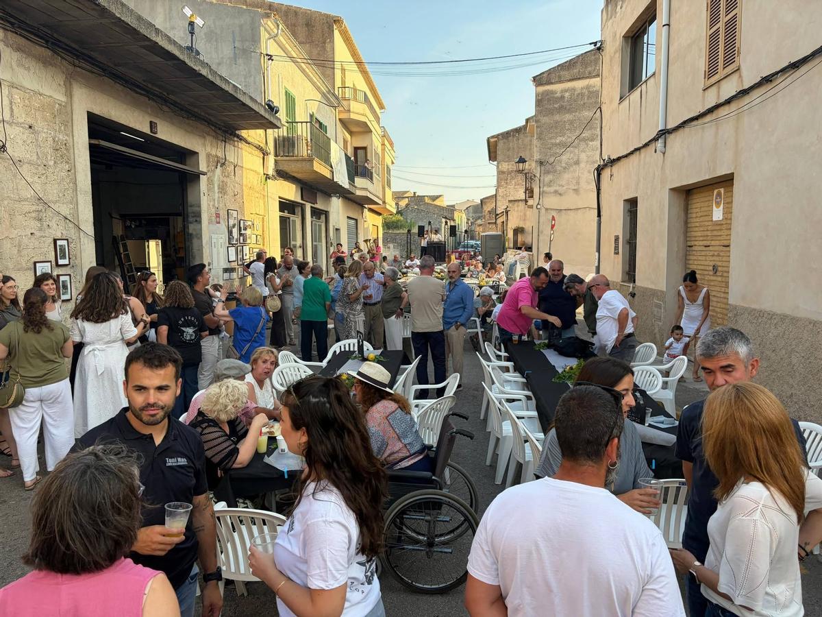 Numerosos vecinos y vecinas de Sineu celebraron hace unos días los 100 años de historia de la herrería.