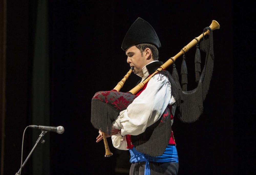 Concurso de tonada en el Teatro Filarmónica