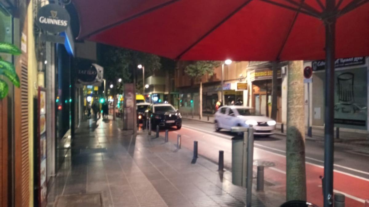 Calle León y Castillo, con el Rancho Canario en el lado derecho de la imagen