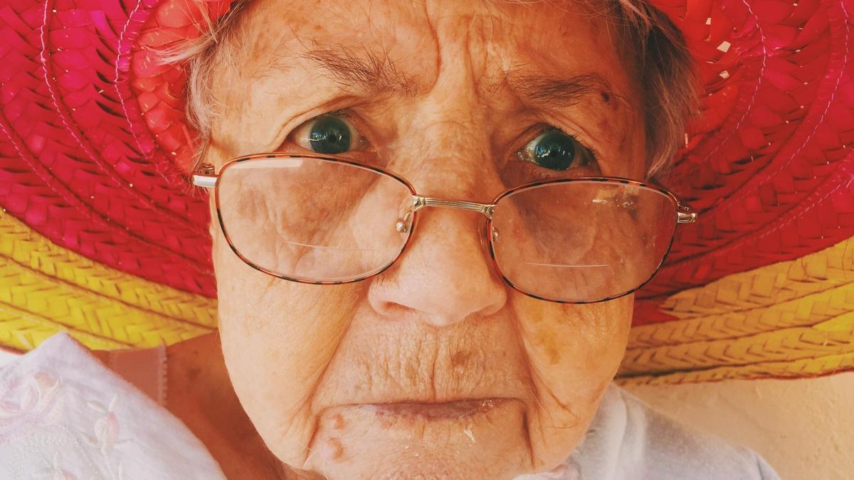 Una mujer en una fotografía de archivo.