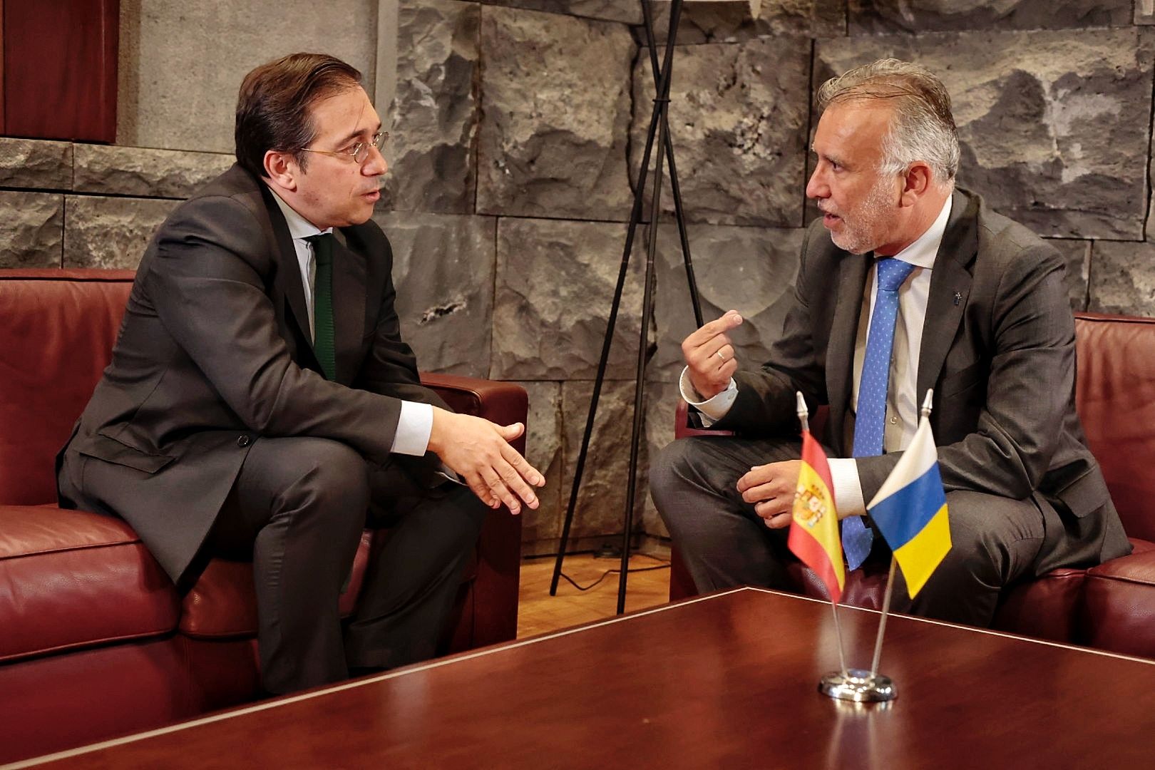 Encuentro del ministro José Manuel Albares y el presidente Ángel Víctor Torres en Tenerife