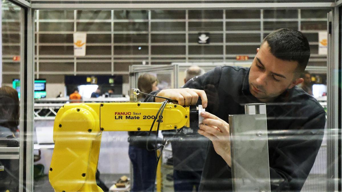 Feria Valencia . 300 estudiantes de FP haciendo pruebas en la competicion de Skills FP, de donde saldra un equipo valenciano para competir con el resto de comunidades autonomas