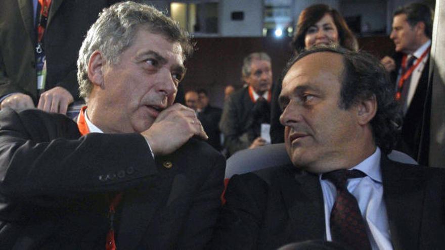 Villar charlando con Platini.