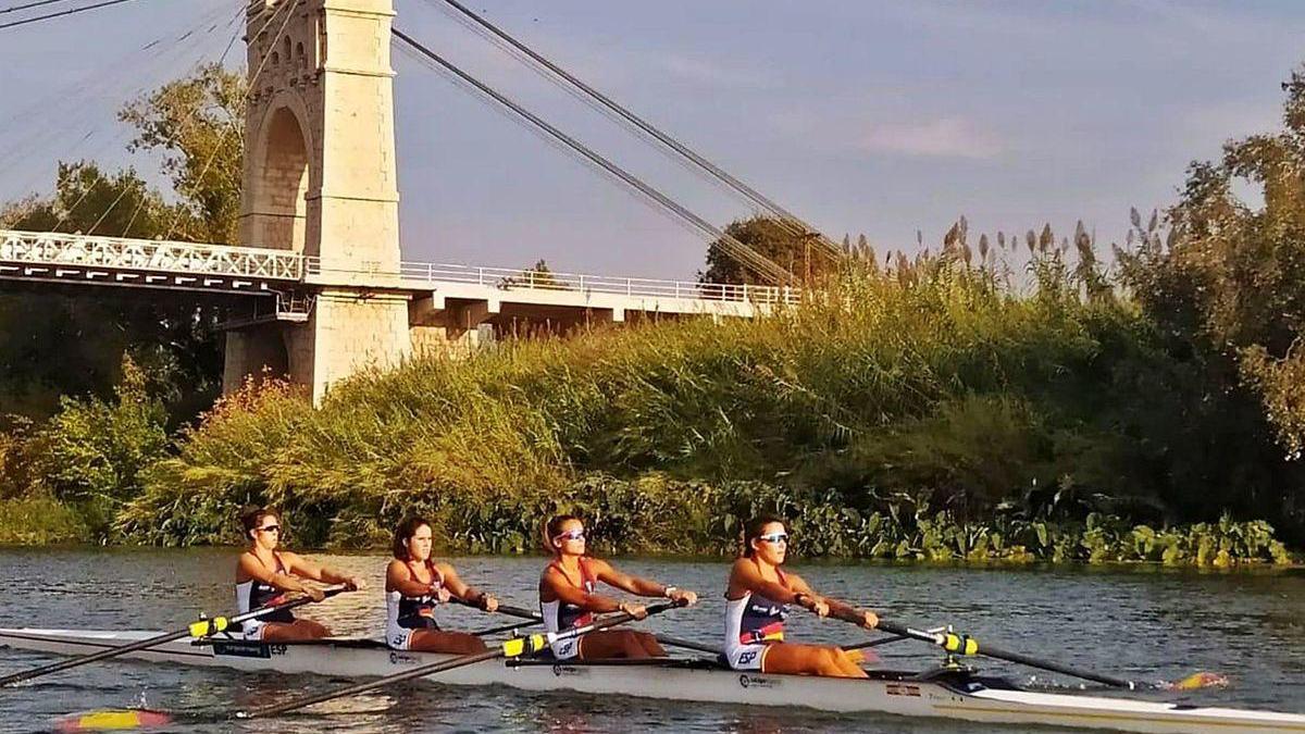 La coruñesa Iria Jarama, segunda en la embarcación, con sus compañeras del equipo español del cuatro sin timonel.