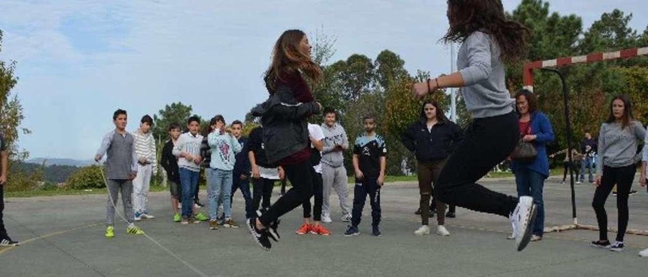 Alumnado del IES Valadares jugando a la comba. // FdV