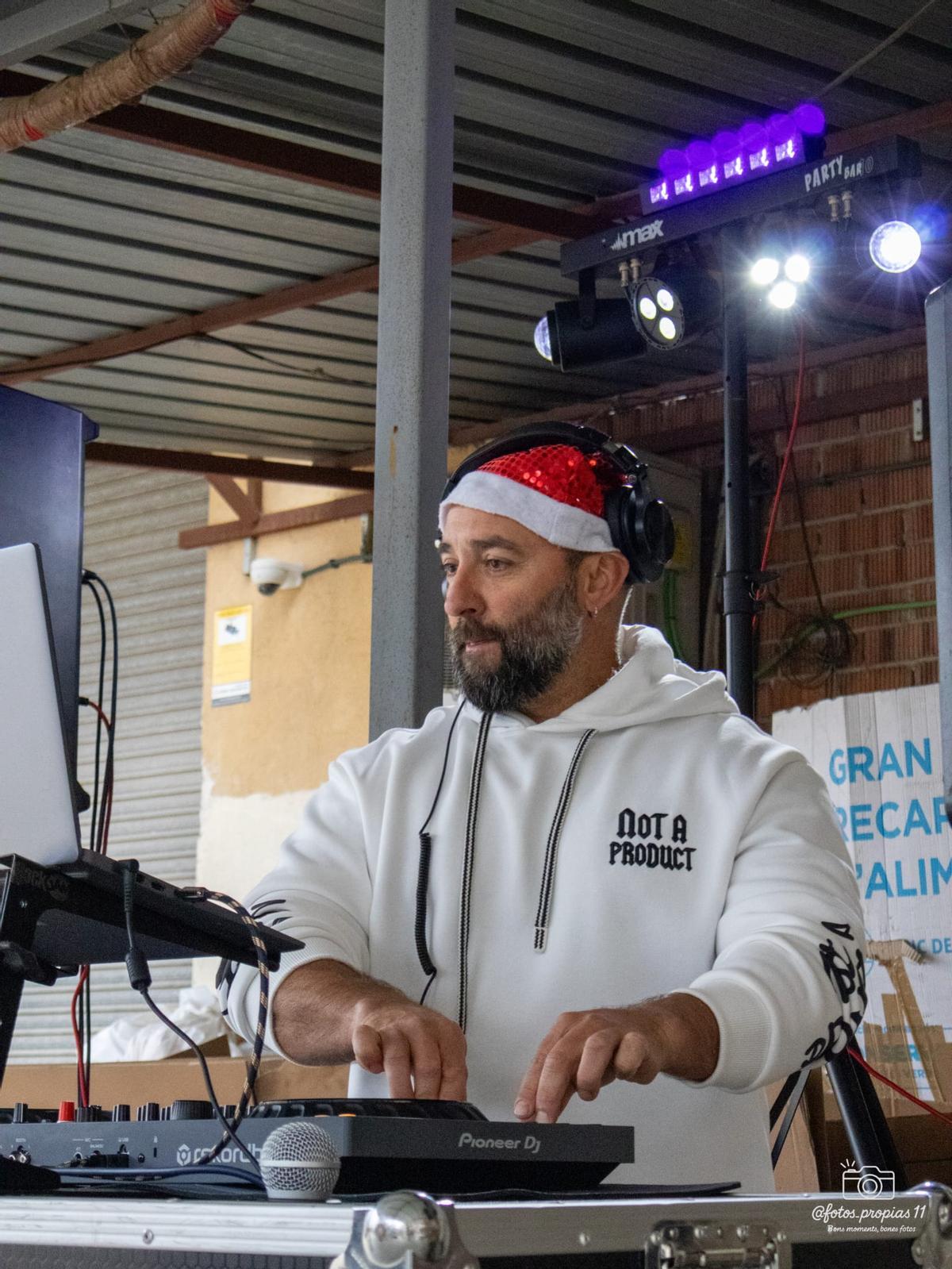 La Fundació del Convent de Santa Clara reparteix joguines a infants de la plataforma d'aliments