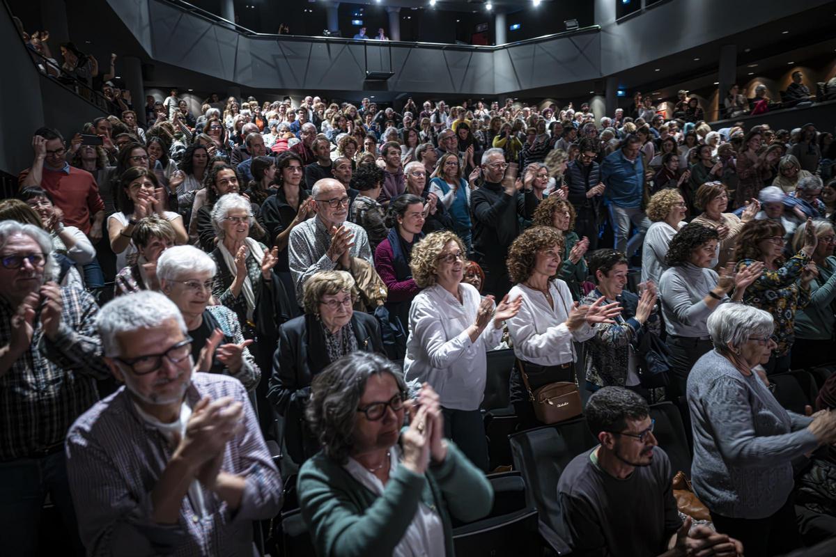 Público en el teatro Goya para ver la obra La trena