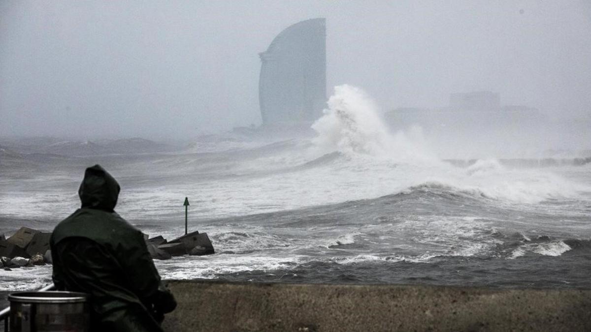 Las playas de Barcelona sufren las peores afectaciones en 30 años por el temporal