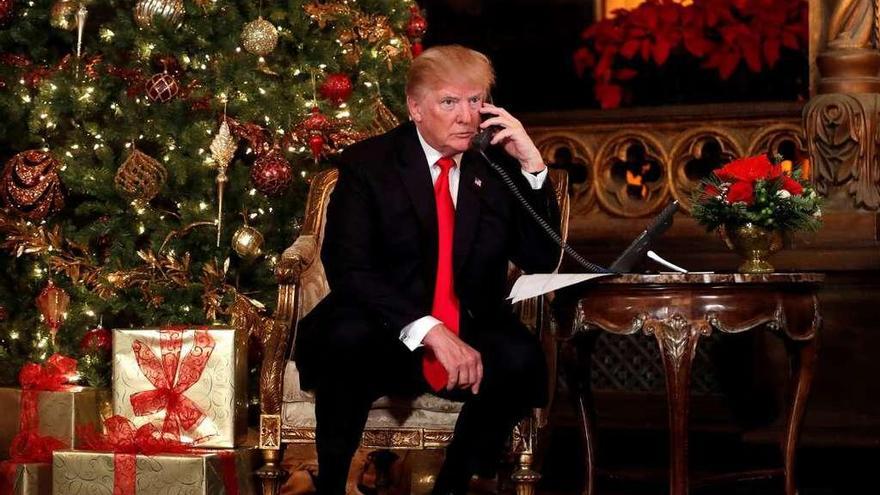 Trump, hablando por teléfono, el pasado domingo, en su residencia de Mar-a-Lago.