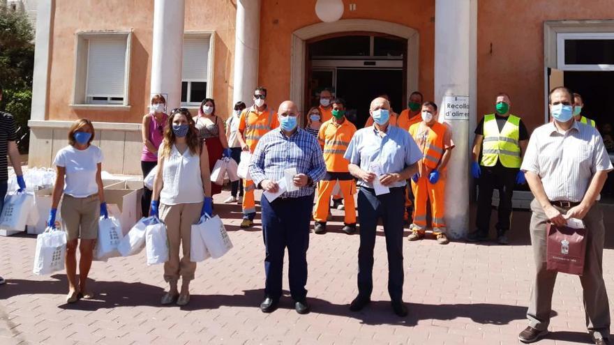 Turís vuelve a repartir mascarillas casa por casa