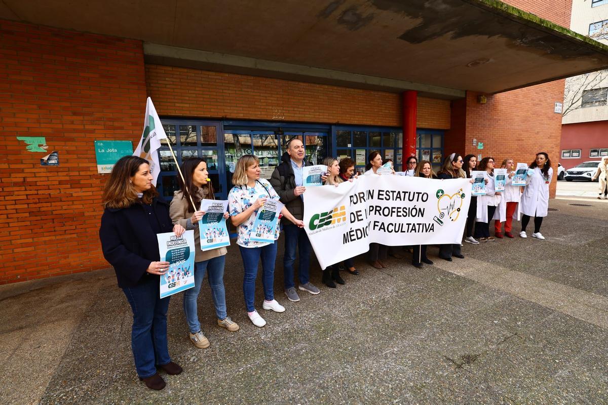 Concentración a las puertas del centro de salud de La Jota en el tercer día de huelga.