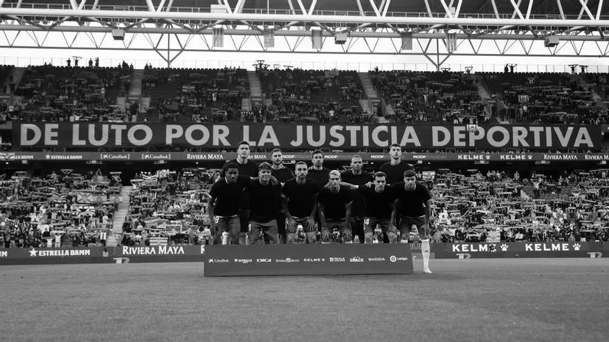 El amargo adiós del Espanyol: pancartas, camisetas negras, pelotas de tenis, pitos y un minuto pasivo