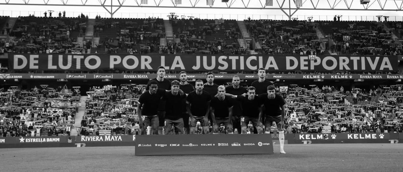 Los jugadores del Espanyol posan con camisetas negras antes del partido contra el Almería.
