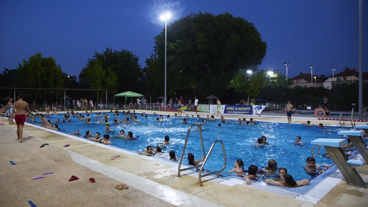 La localidad sevillana de Gines abrió la piscina municipal este lunes hasta la medianoche para combatir el calor