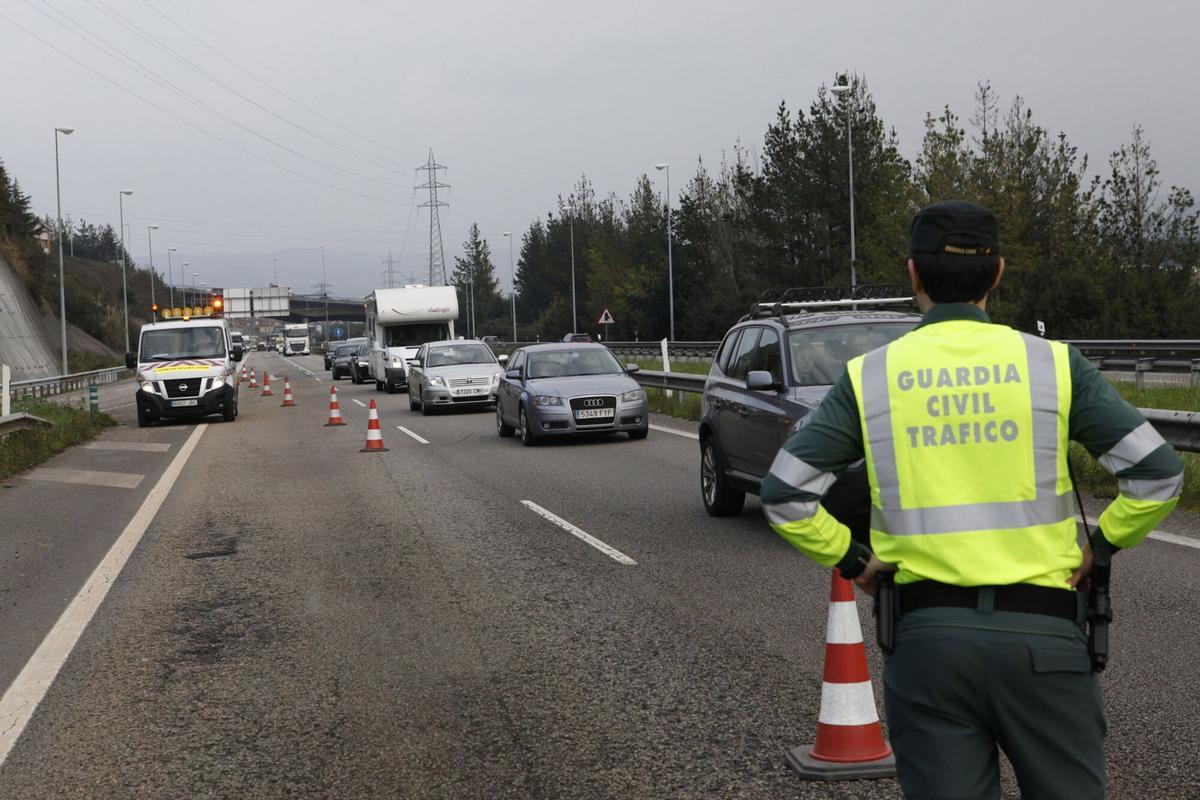 Control de la Guardia Civil por un accidente de tráfico en una imagen de archivo.