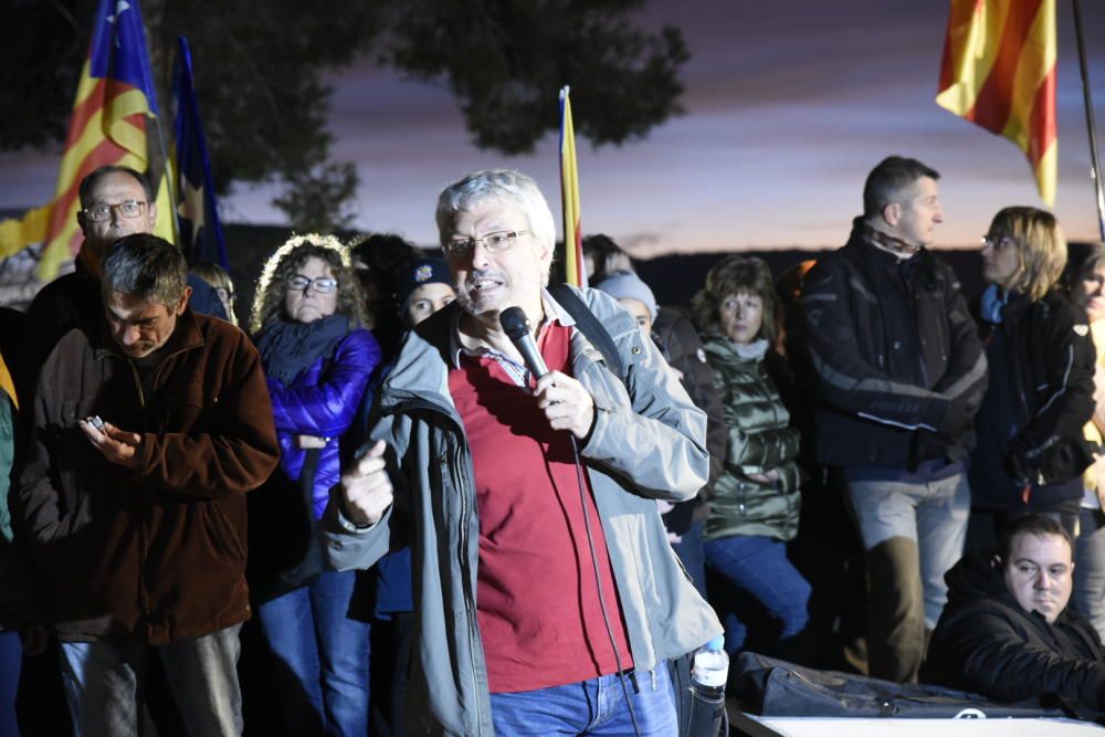 Resposta a la crida a envoltar Lledoners amb espelmes, llanternes i la llum dels mòbils