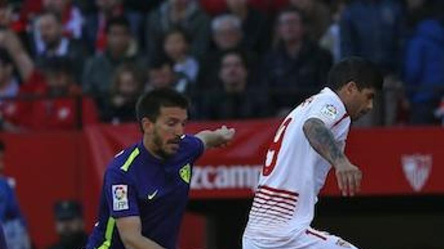 Ignacio Camacho, de frente, ante Banega en un lance del encuentro del sábado en Sevilla.