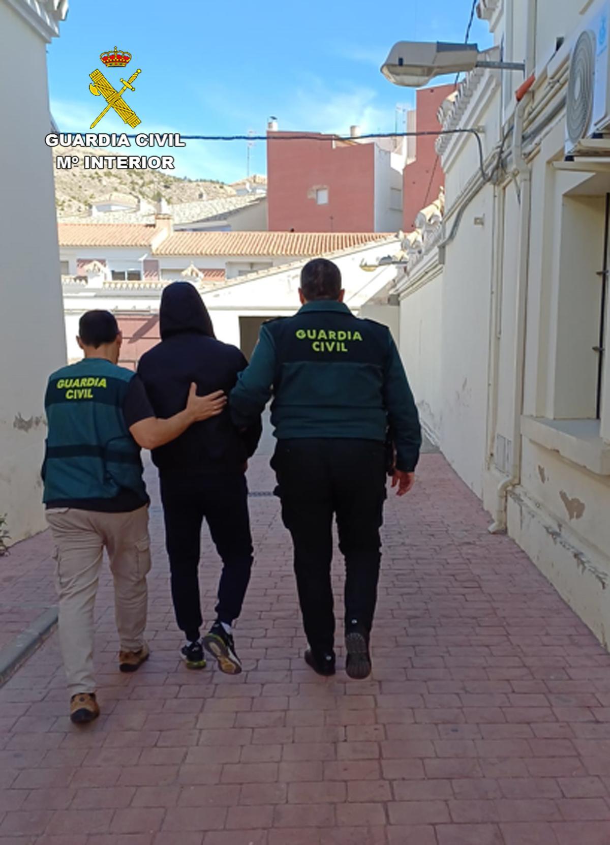 La Guardia Civil con uno de los detenidos.