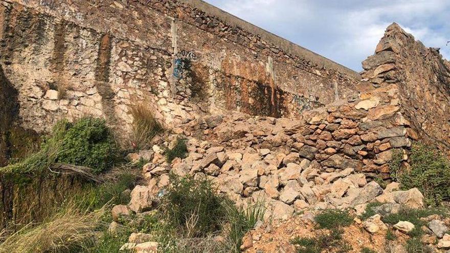 Unos menores destrozan a patadas un muro histórico de piedra en seco de la Vall d&#039;Uixó