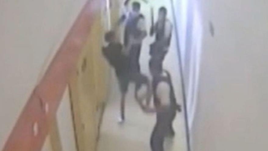 Denuncian en el juzgado al director de la cárcel de Villena por filtrar el vídeo del preso reducido a golpes