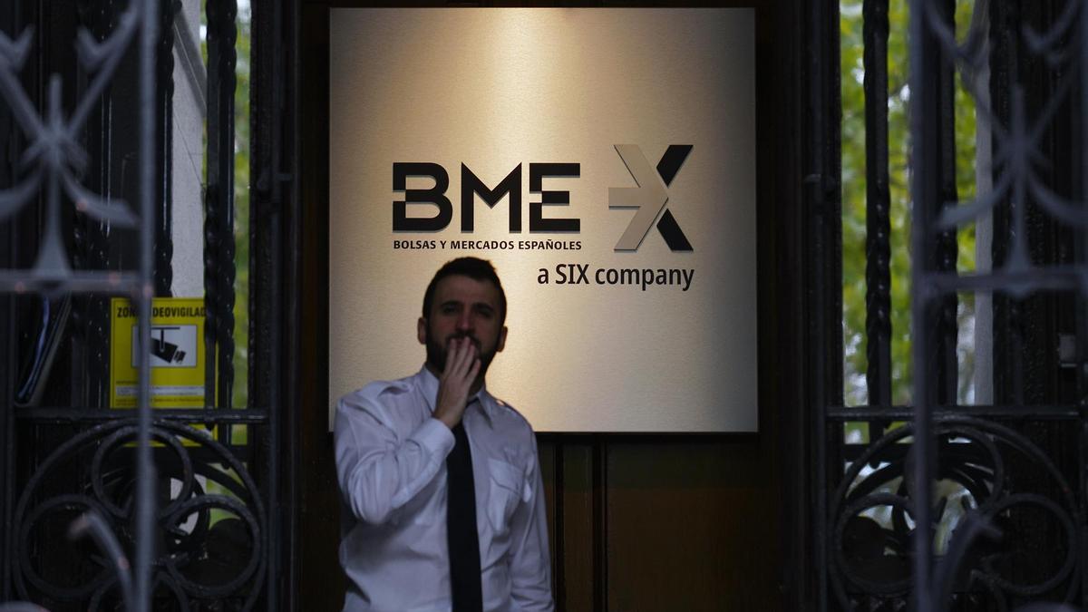 Un empleado en el Palacio de la Bolsa, en Madrid (España).