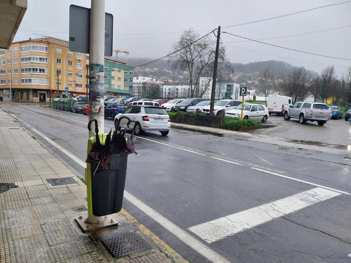 Paraguas en una papelera, ayer en Bueu.