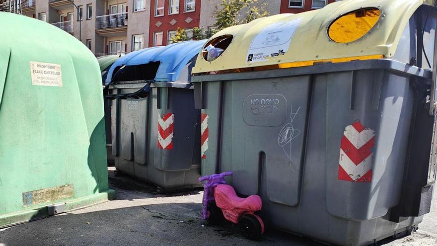 El juguete en la zona de contenedores.
