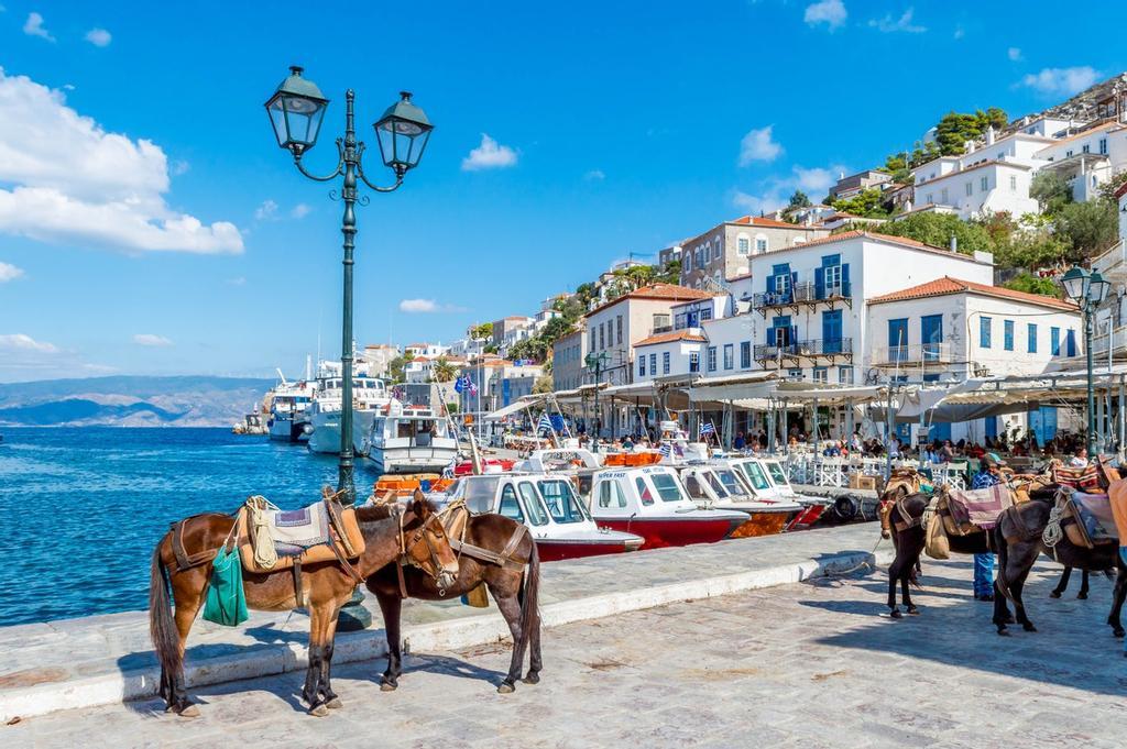 Caballos en el puerto de Hidra, una de las islas saraónicas de Grecia