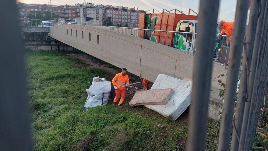 El Ayuntamiento de Córdoba retira la chabola del yacimiento de Cercadilla