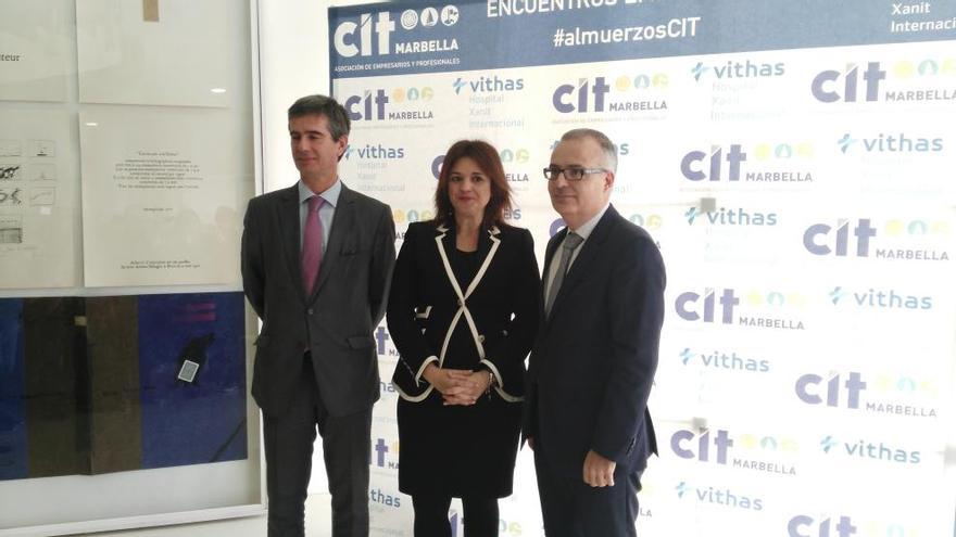 Del Cid con los representantes del CIT de Marbella y Vithas Xanit Internacional.